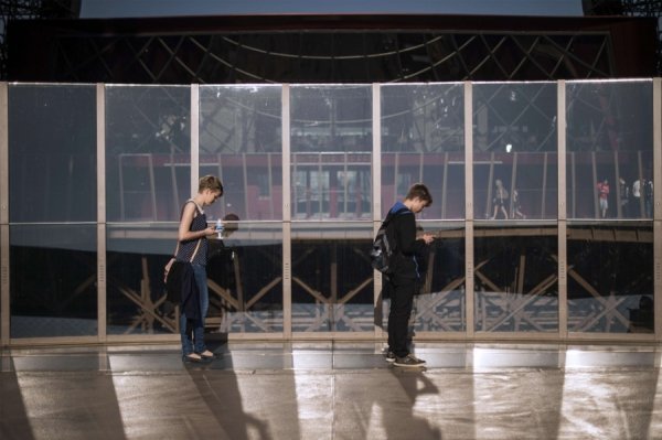 Ейфелева вежа тепер зі скляною підлогою. ФОТО