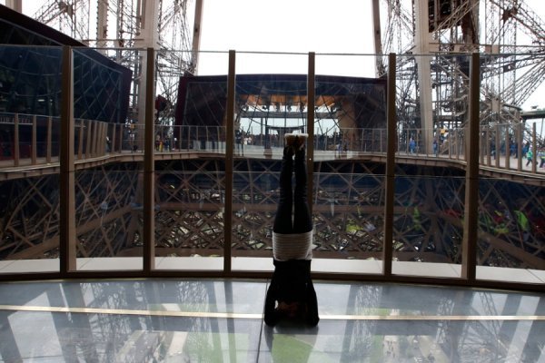 Ейфелева вежа тепер зі скляною підлогою. ФОТО