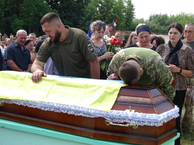 Провів майже пів тисячі днів у надважких боях: на Волині попрощалися з Героєм Олександром Карпуком. ФОТО