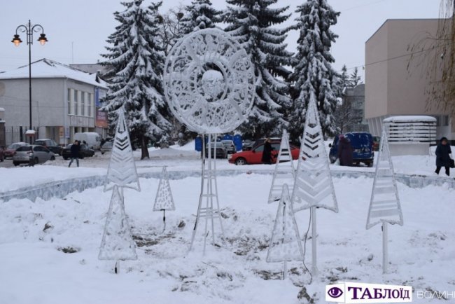 В центрі Луцька встановили оригінальну святкову ілюмінацію. ФОТО