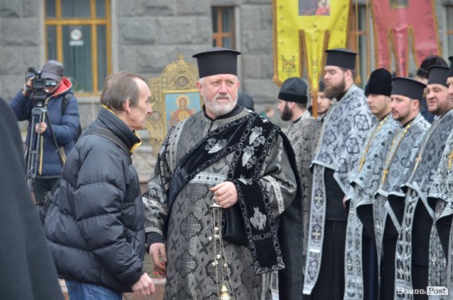 У Луцьку поклали квіти до пам’ятника Шевченку. ФОТО