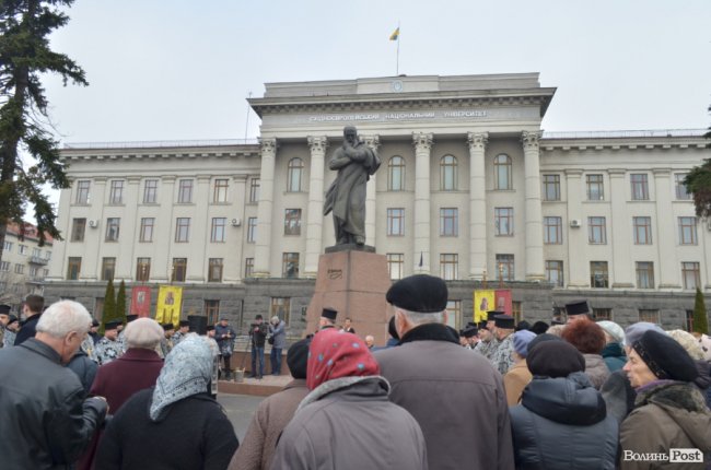 У Луцьку поклали квіти до пам’ятника Шевченку. ФОТО