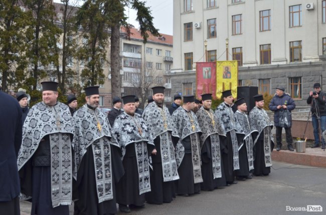 У Луцьку поклали квіти до пам’ятника Шевченку. ФОТО