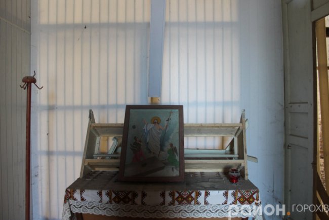 Було – стало: один з найкрасивіших католицьких храмів Волині, який «живе» зі снарядом у стіні. ФОТО