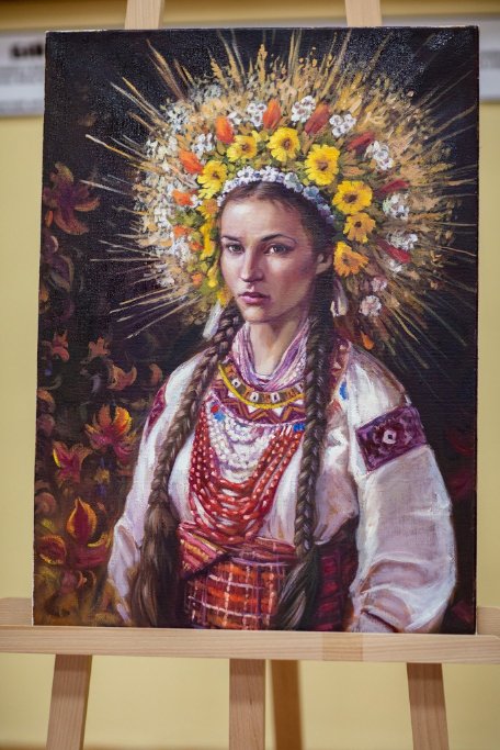 На виставці у Луцькому прикордонному загоні представили портрети молодиць з різних регіонів України. ФОТО