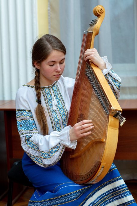 На виставці у Луцькому прикордонному загоні представили портрети молодиць з різних регіонів України. ФОТО