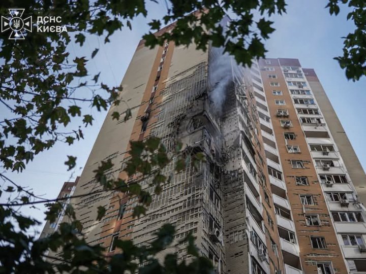 Росіяни поцілили у у 24-поверховий будинок у Києві