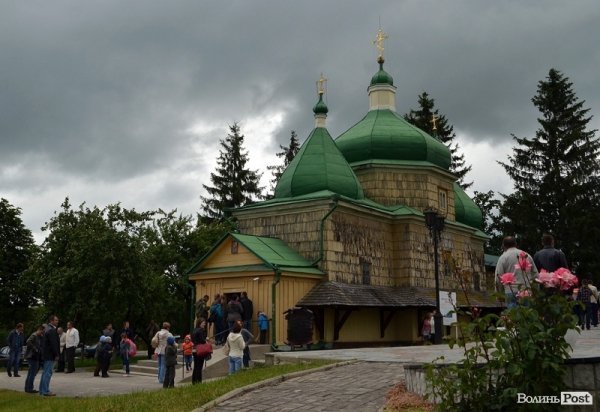 Михайлівська церква з підземним переходом до козацької усипальниці та Георгіївського собору