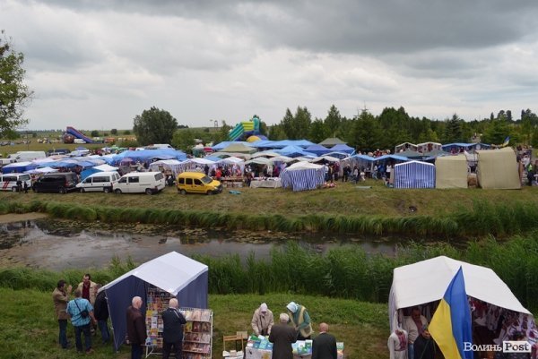 За межами мурів розгорнувся ярмарок