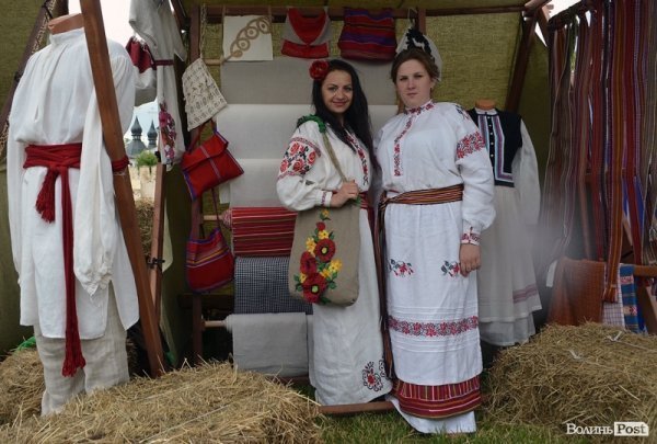 Продавчині виконують роль манекенів