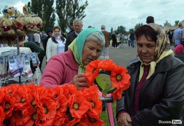 «Я хоч і стара, але й то хочу купити таку красу»