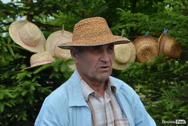 Цей торговець переконує, що його капелюхи екологічно чисті, а тому не шкодять здоров'ю