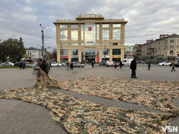 77 замовлень від військових: лучан кличуть плести маскувальні сітки для ЗСУ