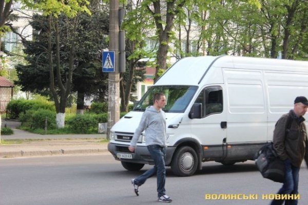 У Луцьку активісти вчили пішоходів переходити дорогу. ФОТО