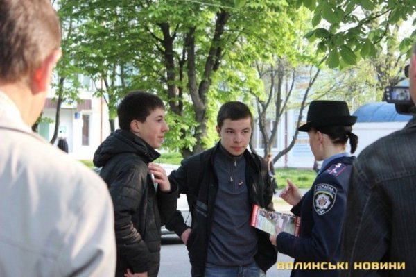 У Луцьку активісти вчили пішоходів переходити дорогу. ФОТО