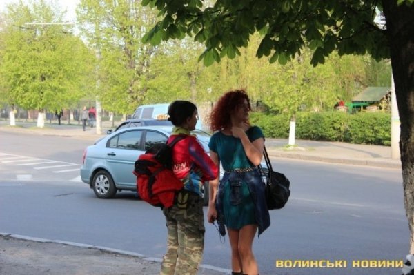 У Луцьку активісти вчили пішоходів переходити дорогу. ФОТО