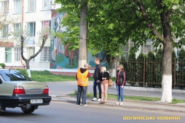 У Луцьку активісти вчили пішоходів переходити дорогу. ФОТО