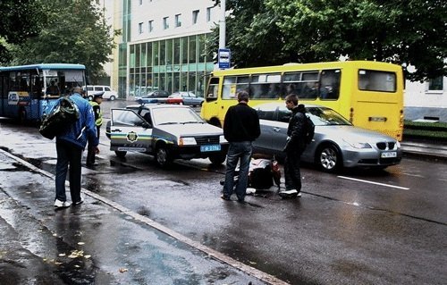 На центральному проспекті Луцька скутер не розминувся з бусом. ФОТО