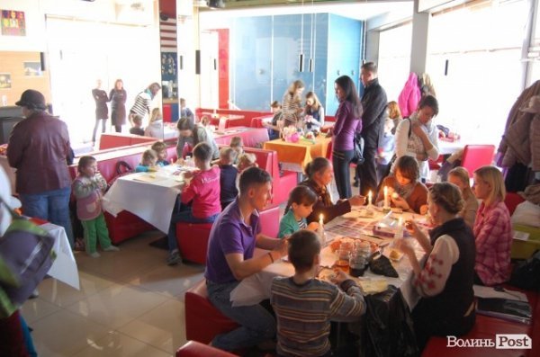 У Луцьку почали готувати подарунки до Великодня. ФОТО