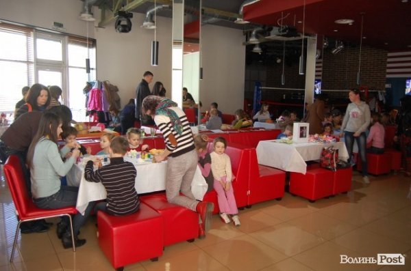 У Луцьку почали готувати подарунки до Великодня. ФОТО