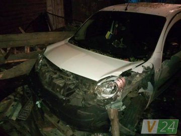Аварія в Луцьку: авто знесло паркан