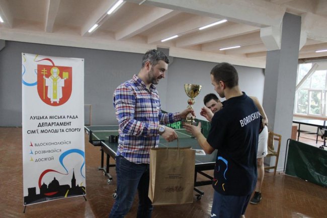 Працівники луцької мерії гралися в настільний теніс. ФОТО