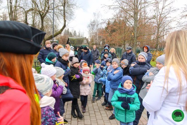 Як малеча в луцькому зоопарку ведмедика «лікувала». ФОТО