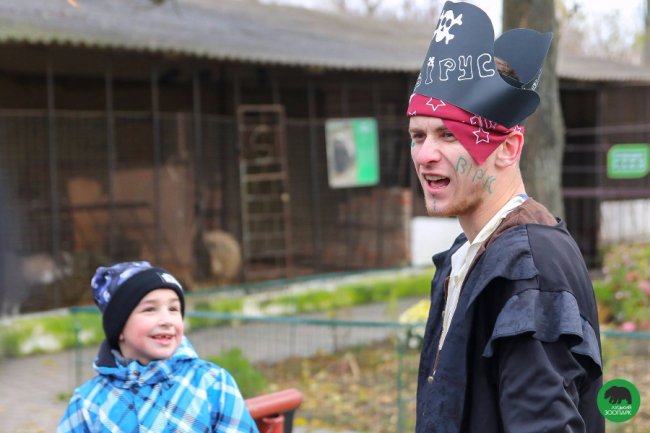 Як малеча в луцькому зоопарку ведмедика «лікувала». ФОТО