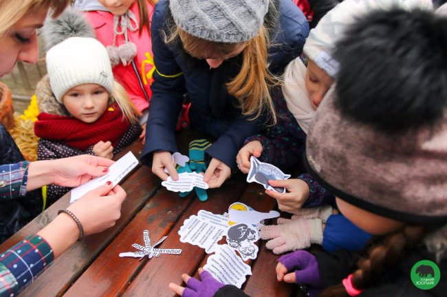 Як малеча в луцькому зоопарку ведмедика «лікувала». ФОТО