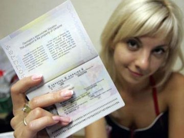 Польський паспорт можуть отримати майже 30 тисяч українців 