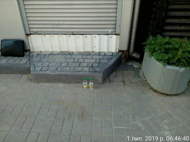 Із самого ранку: у Луцьку жінка хотіла продати дві пляшки сурогату. ФОТО