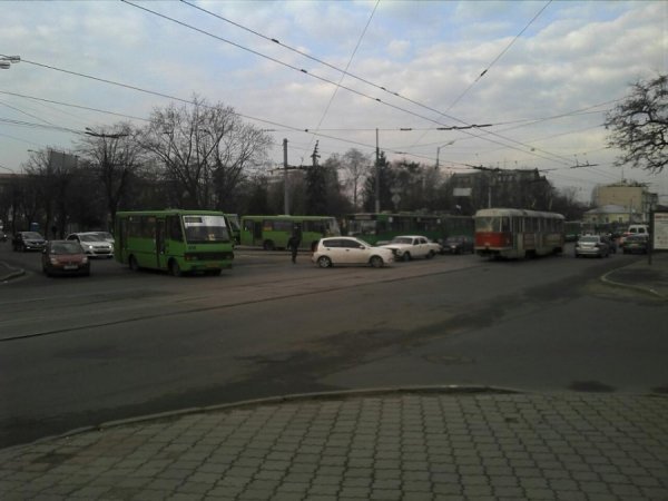 У Харкові дорогу опозиції перекривають тролейбусами. ФОТО
