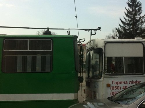 У Харкові дорогу опозиції перекривають тролейбусами. ФОТО