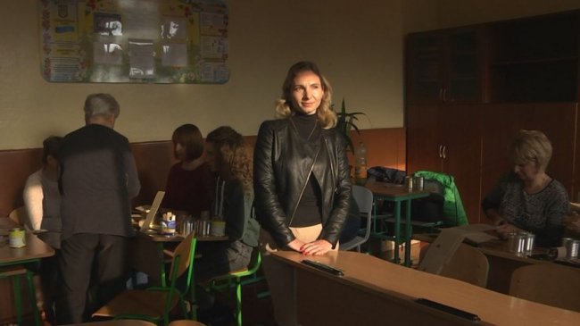 У волинському ліцеї педагоги виготовили 200 окопних свічок для бійців. ФОТО