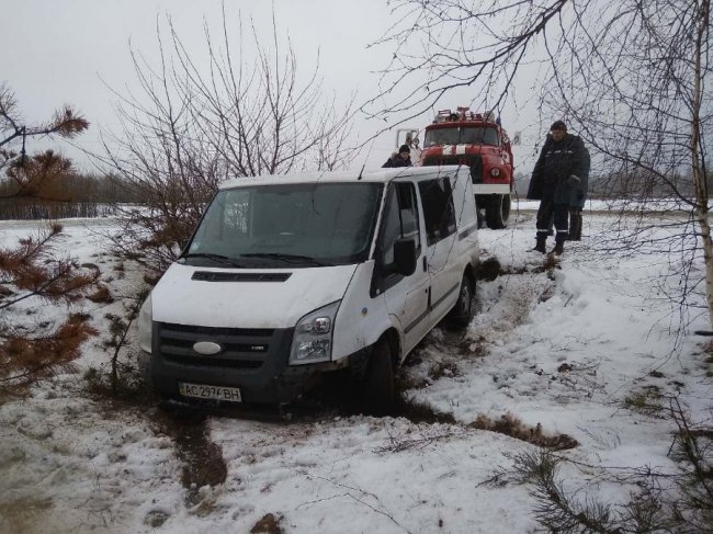 У селі на Волині Ford злетів у кювет