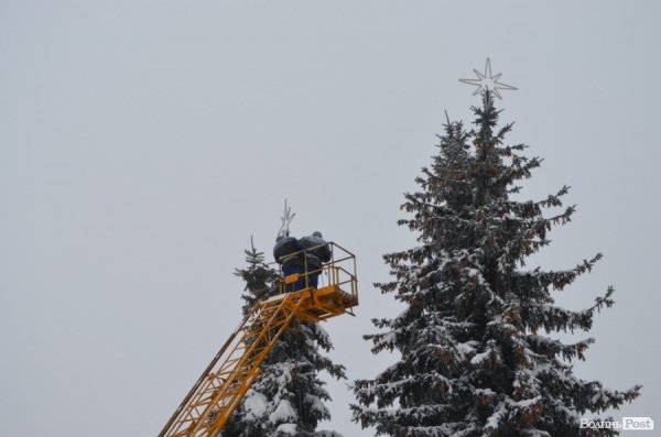 У Луцьку прикрашають головну ялинку. ФОТО