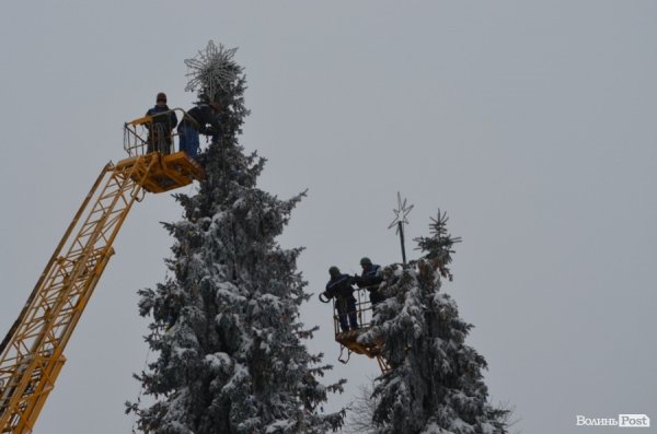 У Луцьку прикрашають головну ялинку. ФОТО