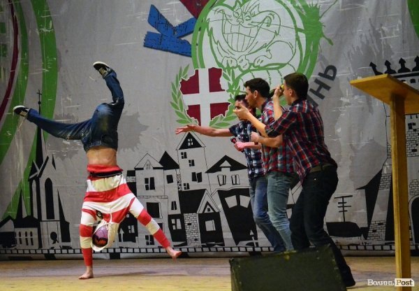 КВН у Луцьку: львівські хлопці перемогли запорізьких «гопників». ФОТО