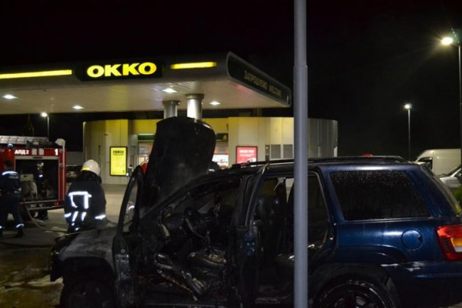 У Рівному на заправці горіло авто. ФОТО. ВІДЕО