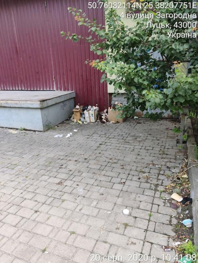 У Луцьку на адміністрацію магазинів, територія яких була закидана сміттям, склали приписи. ФОТО