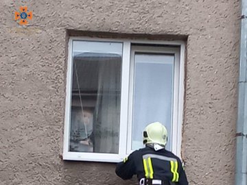 У Луцьку маленька дитина зачинилась вдома – викликали рятувальників