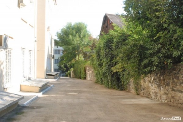  Коли жінка лила помиї зі стіни, що праворуч - бризки летіли на вікна мерії