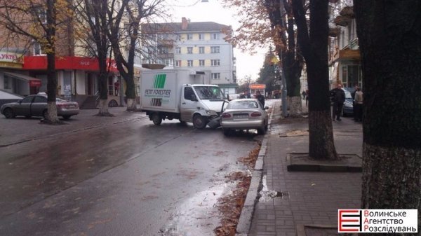 ДТП у Луцьку: на Шопена вантажівка зіткнулася з легковиком. ФОТО