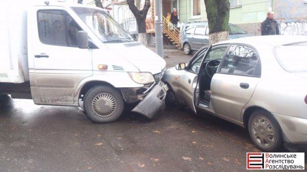 ДТП у Луцьку: на Шопена вантажівка зіткнулася з легковиком. ФОТО