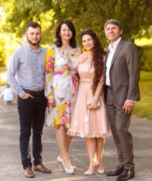 Красуні-доньки із відомими татами з Волині: святкова добірка. ФОТО