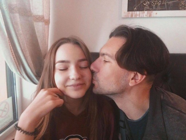 Красуні-доньки із відомими татами з Волині: святкова добірка. ФОТО