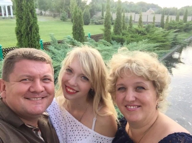 Красуні-доньки із відомими татами з Волині: святкова добірка. ФОТО