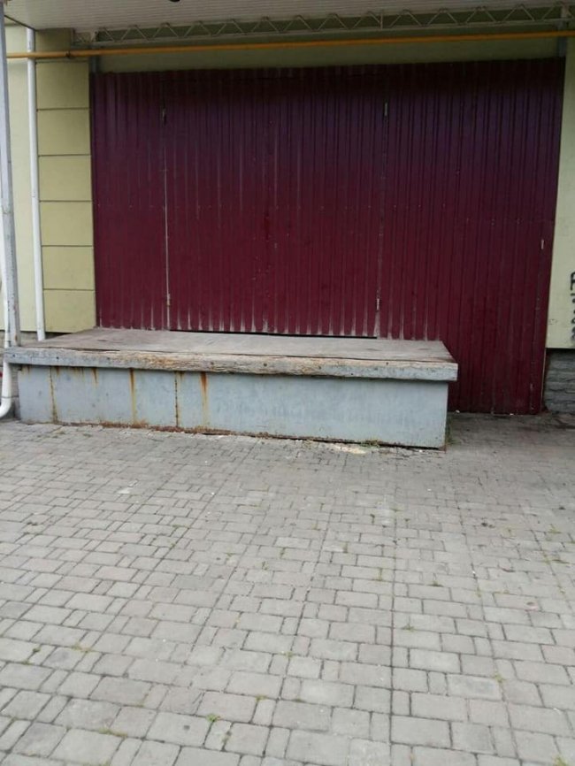 У Луцьку на адміністрацію магазинів, територія яких була закидана сміттям, склали приписи. ФОТО