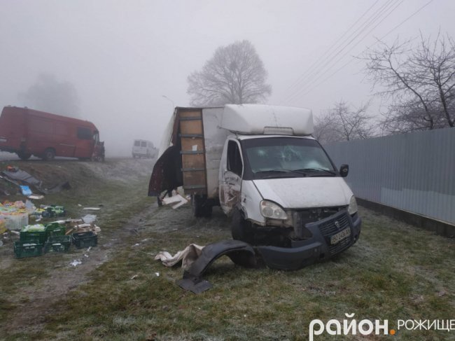 Через туман на Волині зіткнулися мікроавтобуси і вантажівка з «молочкою». ФОТО