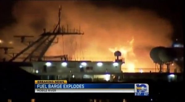 У США знову вибухи: чотири баржі з паливом злетіли у повітря. ФОТО. ВІДЕО